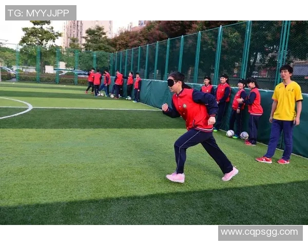 追光而行的背影记录绿茵场上不屈的足球灵魂